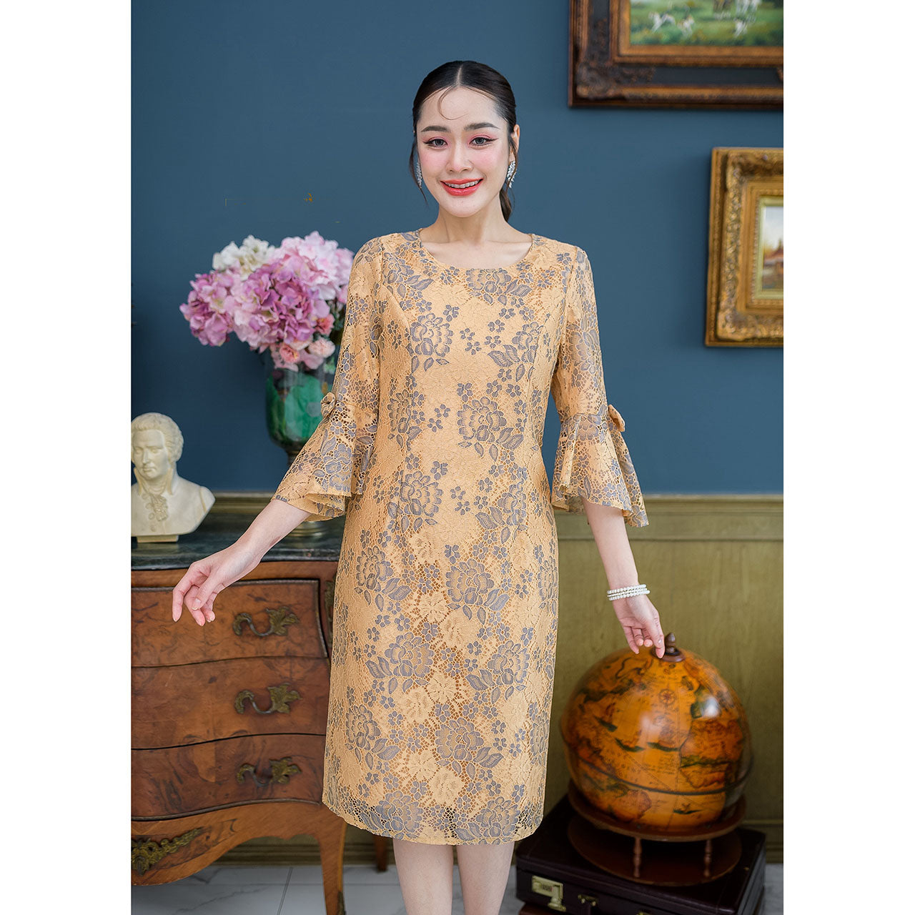 kudapy Mini dress, lace fabric, round neck, five-quarter length sleeves, ruffled sleeves, bow decoration on both sides.