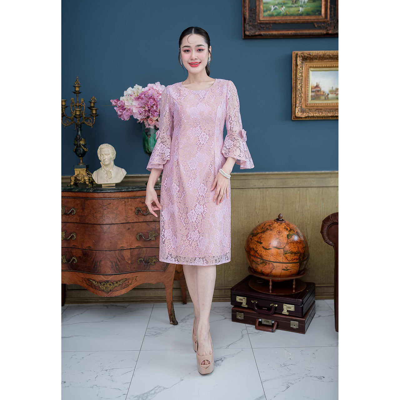 kudapy Mini dress, lace fabric, round neck, five-quarter length sleeves, ruffled sleeves, bow decoration on both sides.