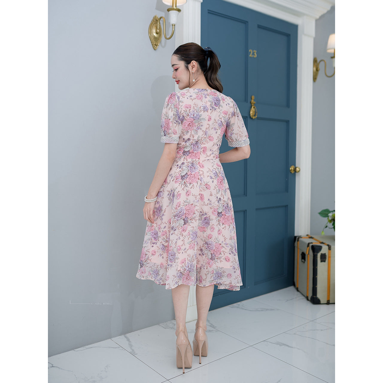 kudapy Mini dress, floral chiffon fabric, flared skirt, doll sleeves with pearl accessories at the cuffs, V-neck decorated.