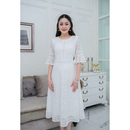 kudapy Midi dress, decorated with lace at the waist and ruffled sleeves.