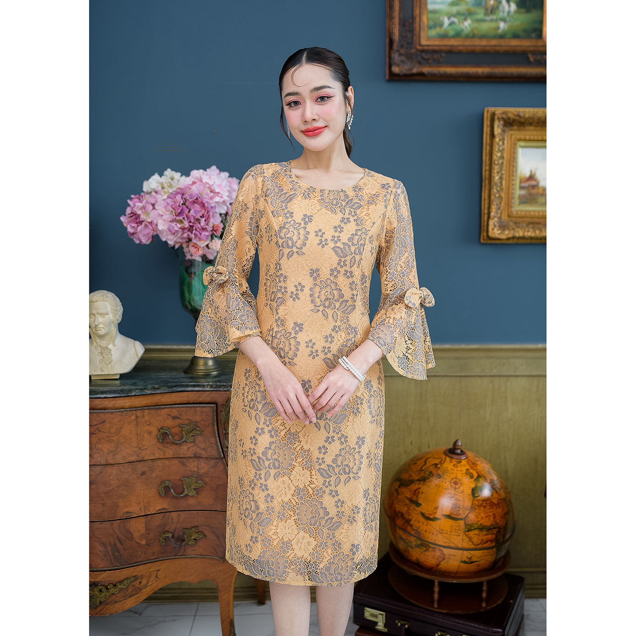 kudapy Mini dress, lace fabric, round neck, five-quarter length sleeves, ruffled sleeves, bow decoration on both sides.