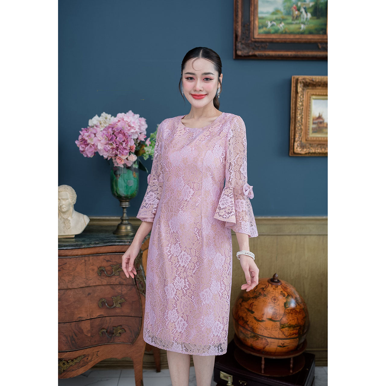 kudapy Mini dress, lace fabric, round neck, five-quarter length sleeves, ruffled sleeves, bow decoration on both sides.