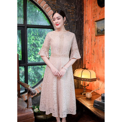 kudapy Midi dress, decorated with lace at the waist and ruffled sleeves.