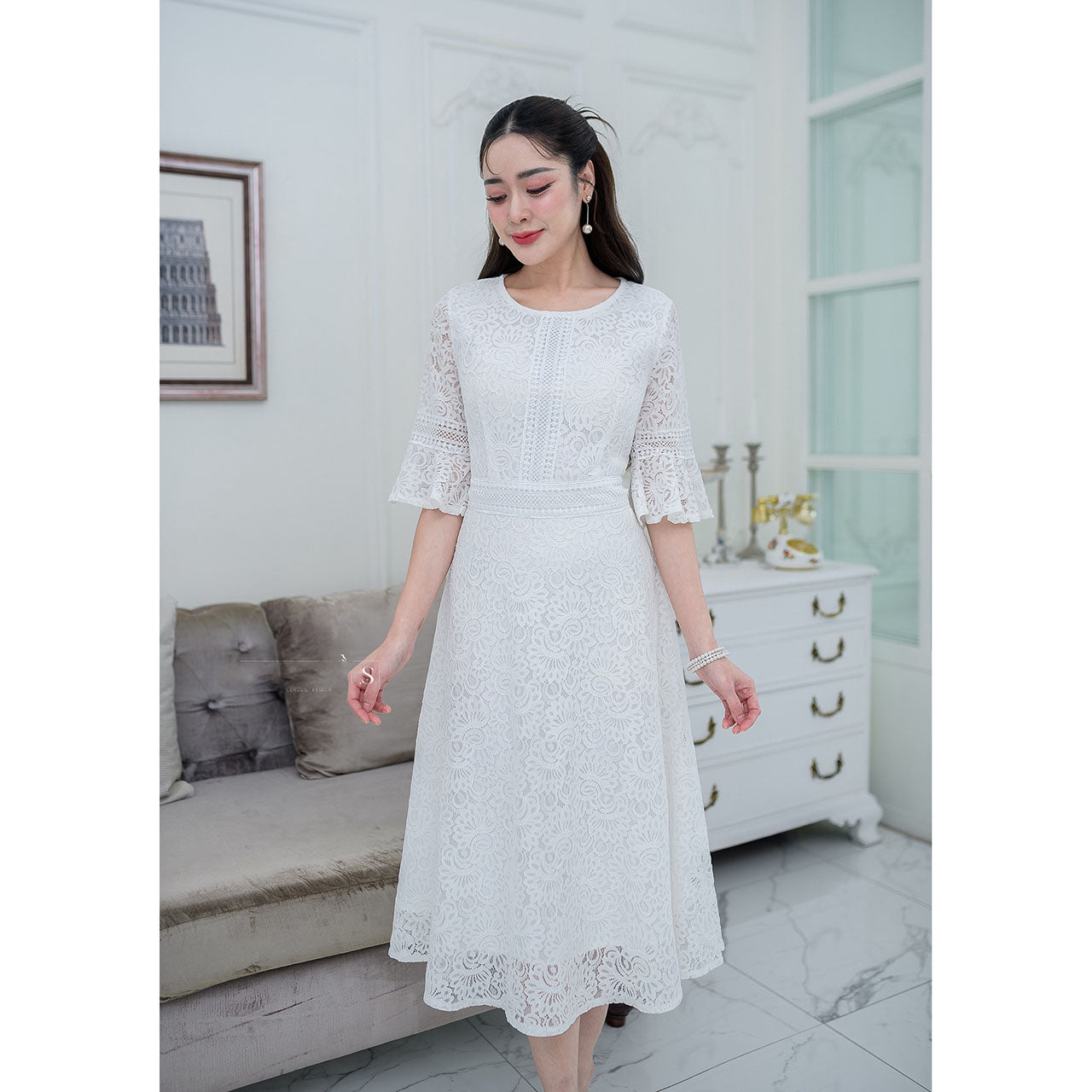 kudapy Midi dress, decorated with lace at the waist and ruffled sleeves.