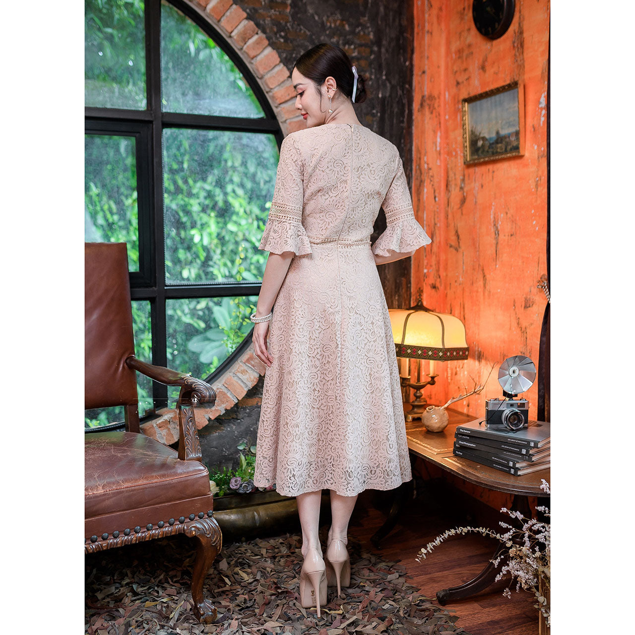 kudapy Midi dress, decorated with lace at the waist and ruffled sleeves.