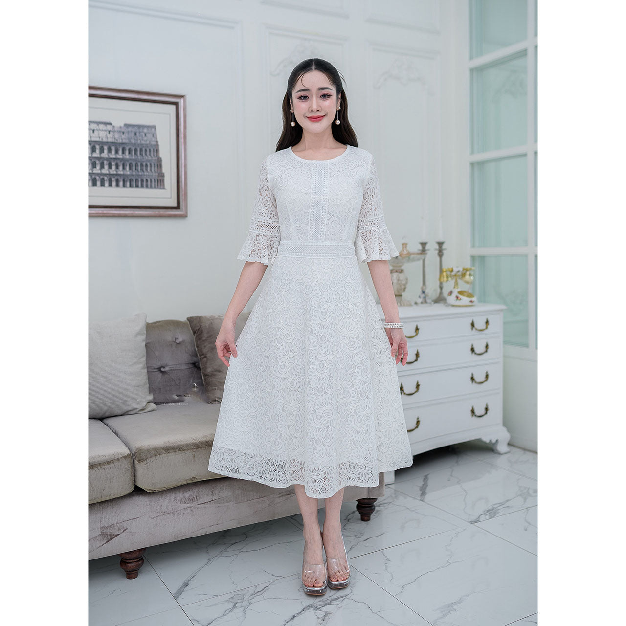 kudapy Midi dress, decorated with lace at the waist and ruffled sleeves.