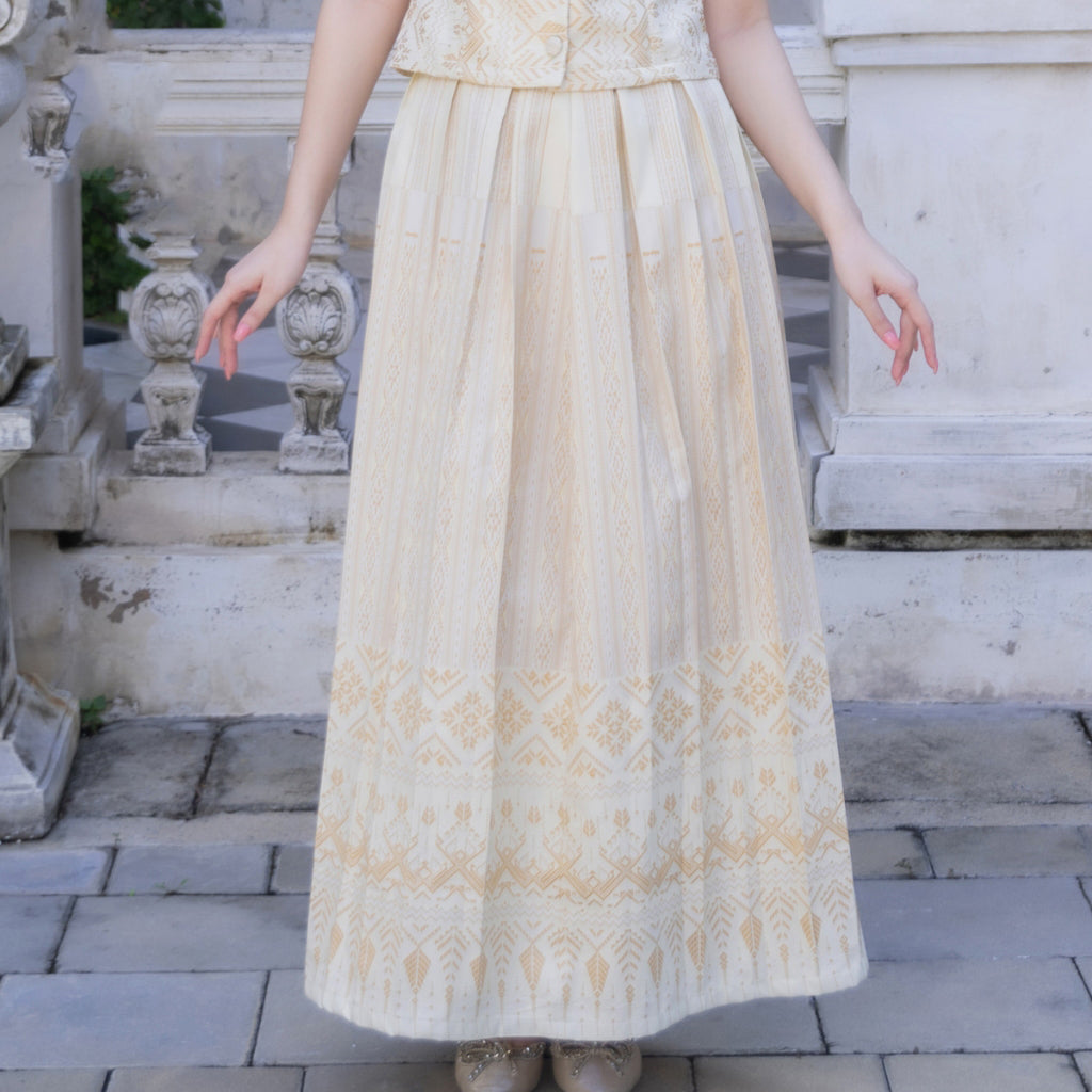 Kudapy, set top & skirt of cream-colored Tai Lue cotton fabrics, beautifully Thai, with fine, sharp, and clear woven fabrics.