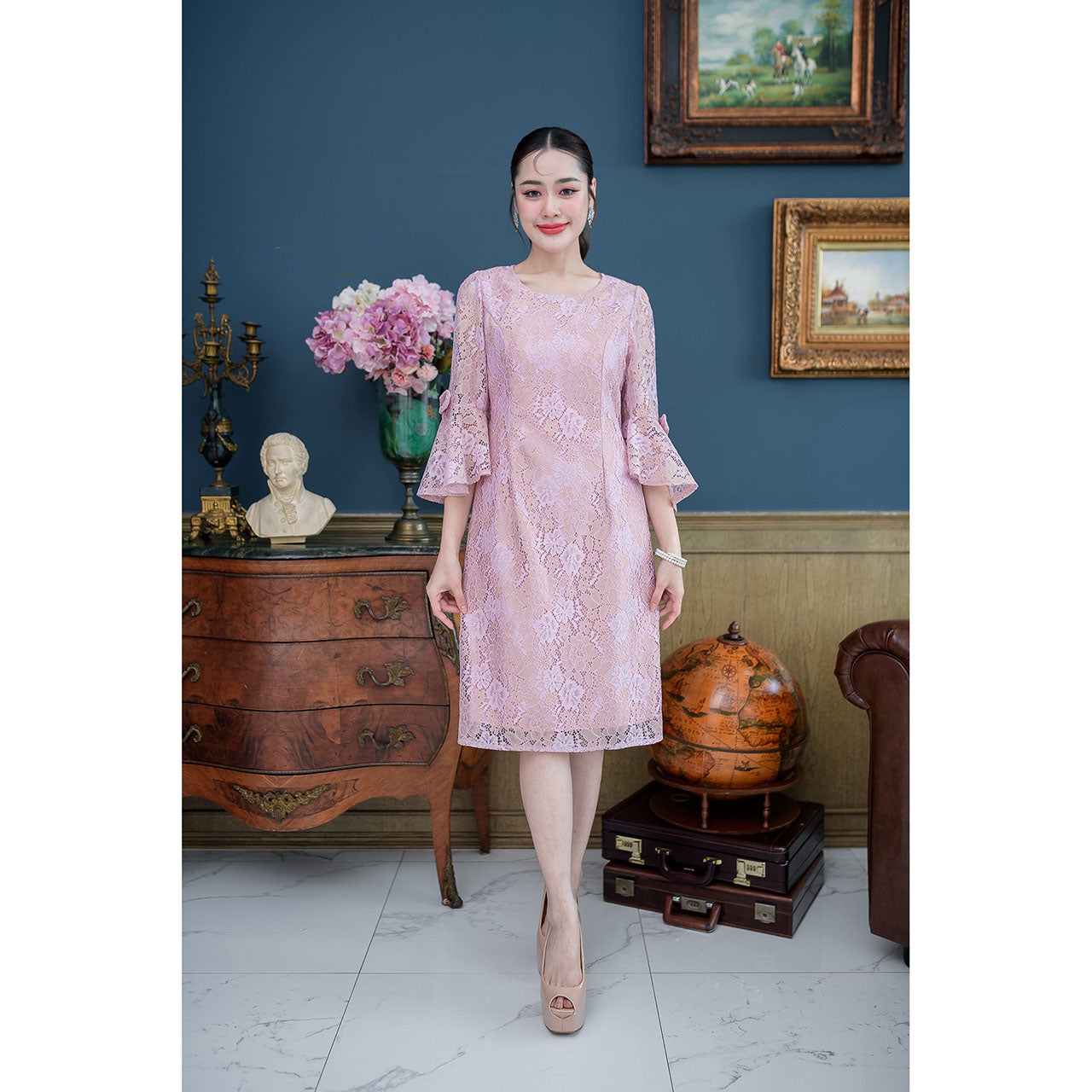 kudapy Mini dress, lace fabric, round neck, five-quarter length sleeves, ruffled sleeves, bow decoration on both sides.