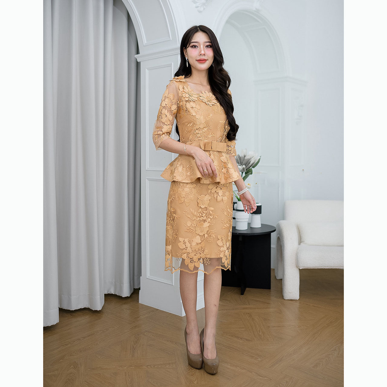 kudapy A short dress in light lotus , with a square neckline decorated with beautiful.